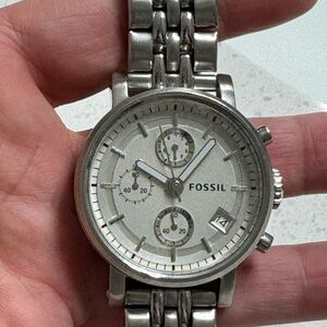 Fossil watch in very good conditions, lite used. Just needs a battery.